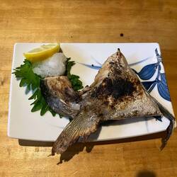 カマ塩焼き (mit Salz gegrillter Kopf des Gelbschwanz-Schnapper)