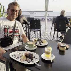 Warum wohl? Zumindest wenn Damen im Eiscafé bedienen 😀