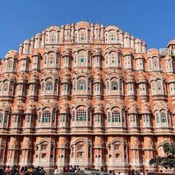 Das Hawa Mahal mit seinen 953 kleinen Fenstern