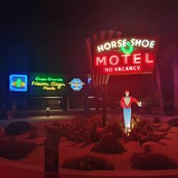 Wieder ein Atlas Obscura Ort: Der Neon Sign Park in Casa Grande