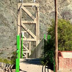 Eingang zu einer Brücke über das Flusstal, nur für max Motorräder