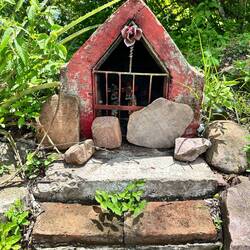 Geisterhäuschen in einer Nadelspitzenkurve