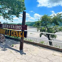 Stausee mit Ortsschild