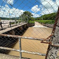 ein Teil des Wassers fliesst in einen Kanal