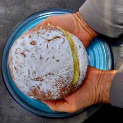 Das ist ein Krapfen! Hier heißen sie Berliner