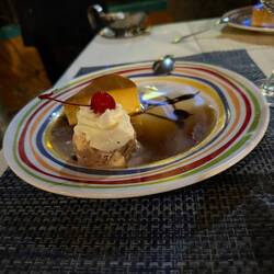 Und einen Flan mit Eis zum Dessert