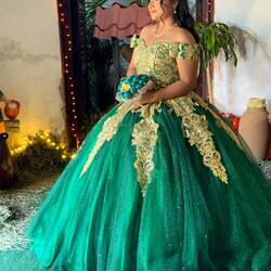 Die Blumen sind aus Kunststoff