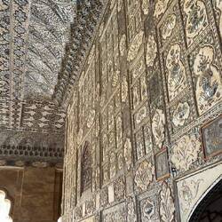 In die Wände sind viele kleine Spiegel-Mosaiks eingearbeitet