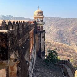 Türme und Zinnen am Jaigarh Fort
