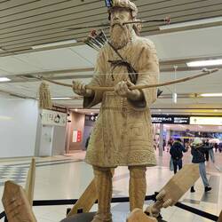 Standbeeld van een Ainu-jager op het station van Sapporo.