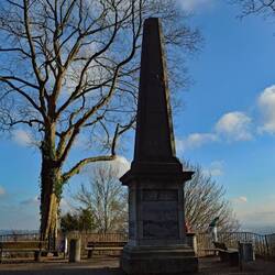 Lousberg: Obelisk