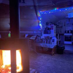 mit Ofen, Küche und Sitzgelegenheiten