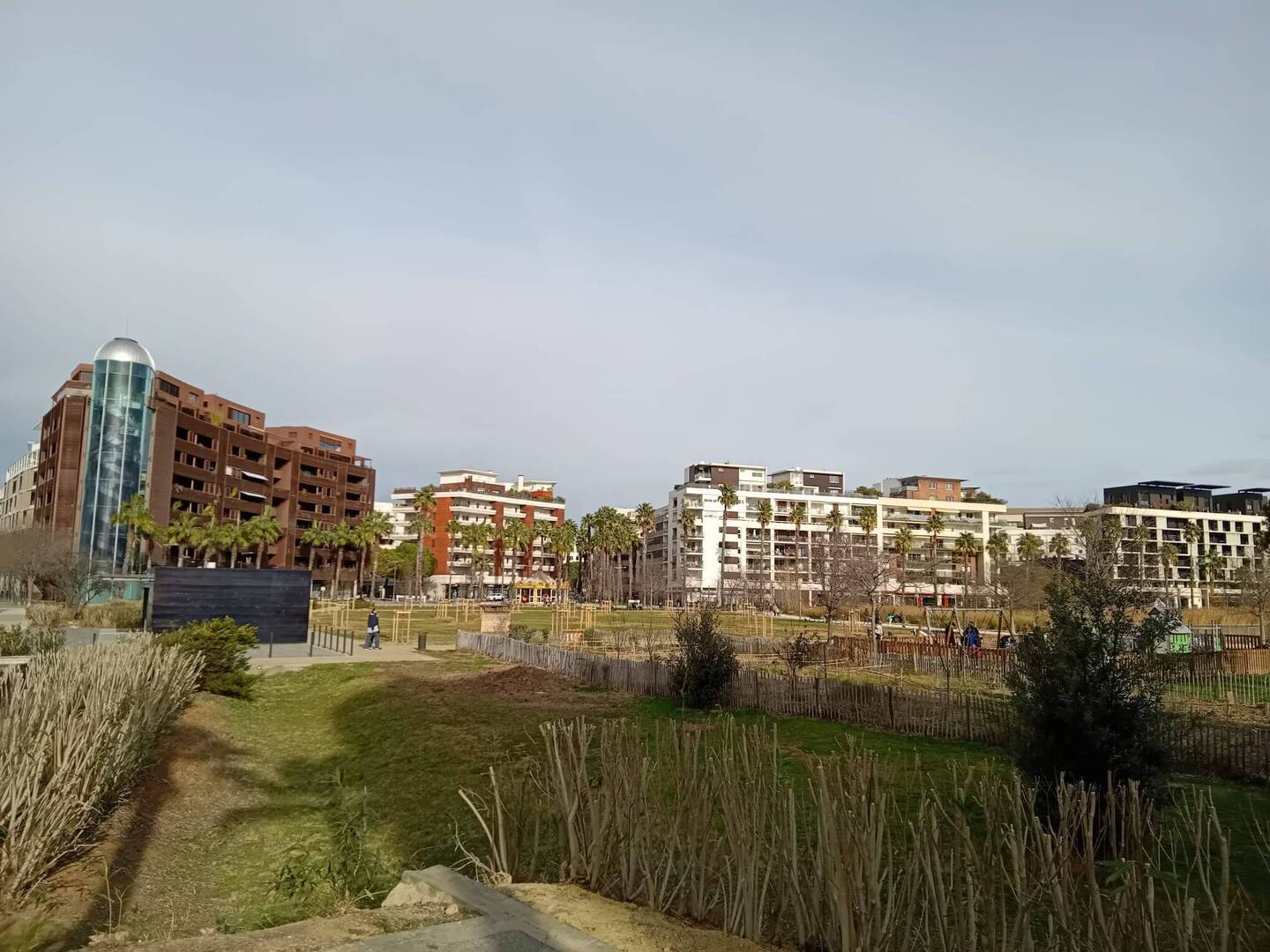 Neubauviertel mit Grünanlage am Stadtrand von Montpellier