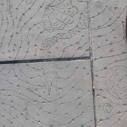 Liebevoll gestaltete Beton-Gehwegplatten in Frontignan