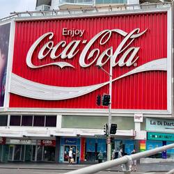 dieses Coca-Cola Schild steht unter Denkmalschutz