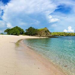 2017 ... Ashore @ the Pink Sand Beach — Komodo Island, Indonesia.