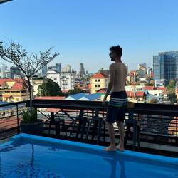 Rooftop Pool mit Aussicht über Phnom Penh