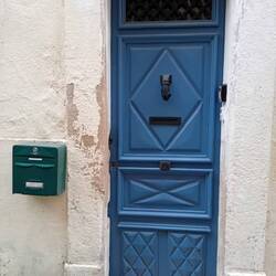 Unser Hauseingang mit eiserner Faust zum Klopfen