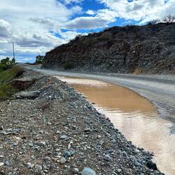 Strasse mit Pfützen