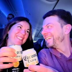 Im Flugzeug auf unsere halbjährige Ehe anstoßen (mit Corona, als Erinnerung an unsere Anfangszeit 🤪)