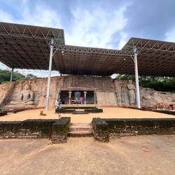 Der Gal Vihara, ursprünglich als Uttararama bekannt, ist ein Felsentempel des Buddha