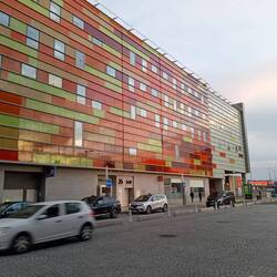 Jedenfalls der bunteste Bahnhof den ich je gesehen habe.