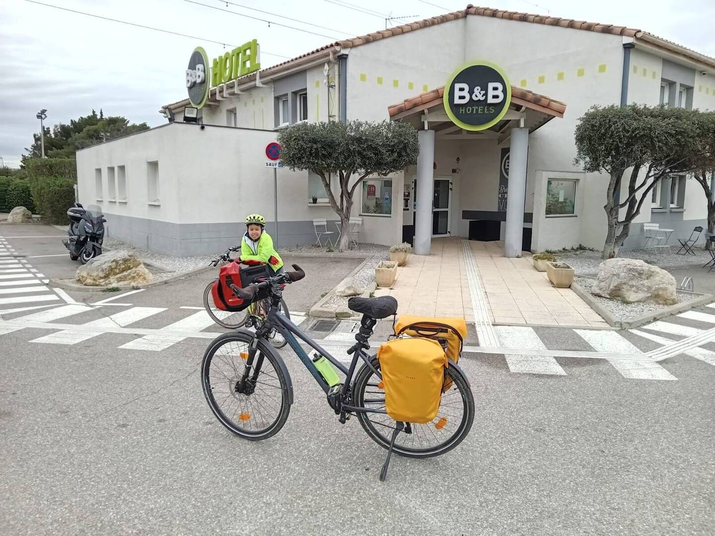 Abfahrt, 12 Grad, bedeckter Himmel, Laune gut.