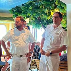 Tobi wartet auf seinen Offiziersauftritt