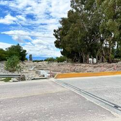 Flussbeet nach der Brücke