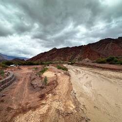 Fluss neben der Strasse
