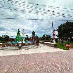 hübsche Weihnachtsdeko in einem Ort