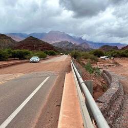 Überreste eines Regengusses auf der Strasse, es kommt von allen Seiten ...