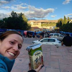 Wir habens den Einheimischen gleich gemacht und trinken Wein aus dem Tetra Pack 🍷😂