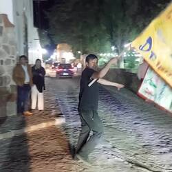 Am Silvesterabend ziehen Musikgruppen durch die Gassen 🎶