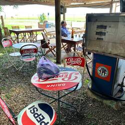 nette Ausrüstung im Flugplatzresto