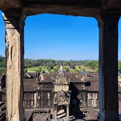 Blick auf den schönen Park vor Angkor Wat