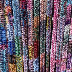 Was ist es ? Haarspangen ordentlich sortiert auf dem Markt