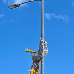 der vergessene Weihnachtsengel schaut zum Strand 👍