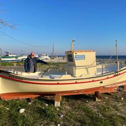 Weg zun Hafen mit nostalgischem Boot