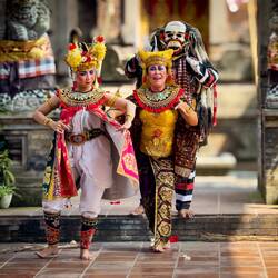 Celuk enters the spirit of Dewi Kunti, who promises to sacrifice her son, Sadewa, to Rangda.