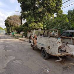 Im Hintergrund brennt der Müll in unserer Straße