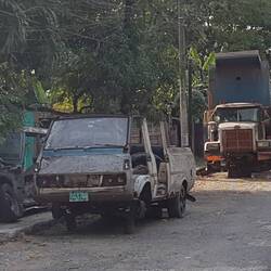 Viele Autos sehen so aus. Hier handelt es sich aber um einen Schrottplatz