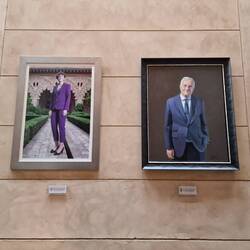 Fotogalerij bij het parlement van Aragon: 1 dame tussen alle heren in pak.