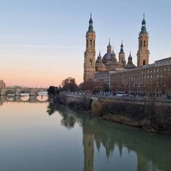 De kathedraal van Zaragossa weerspiegelt in de Ebro