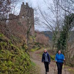 Wandelen bij de ruïne Schenkunburg bij Schiltach.