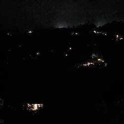 In den Nächten sieht man die Lichter der Hütten und Häuser im Tal