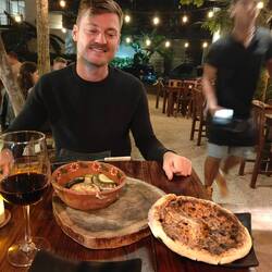 Gemüse mit Pizzateig im Pizzaofen überbacken! Der absolute Wahnsinn und eine geniale Idee.