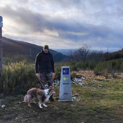 Hinter unserer Emma kreuzt der Jakobsweg