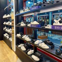 nur weisse & schwarze Schuhe werden verkauft