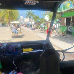 Mit dem Golf Cart ging es zur Unterkunft